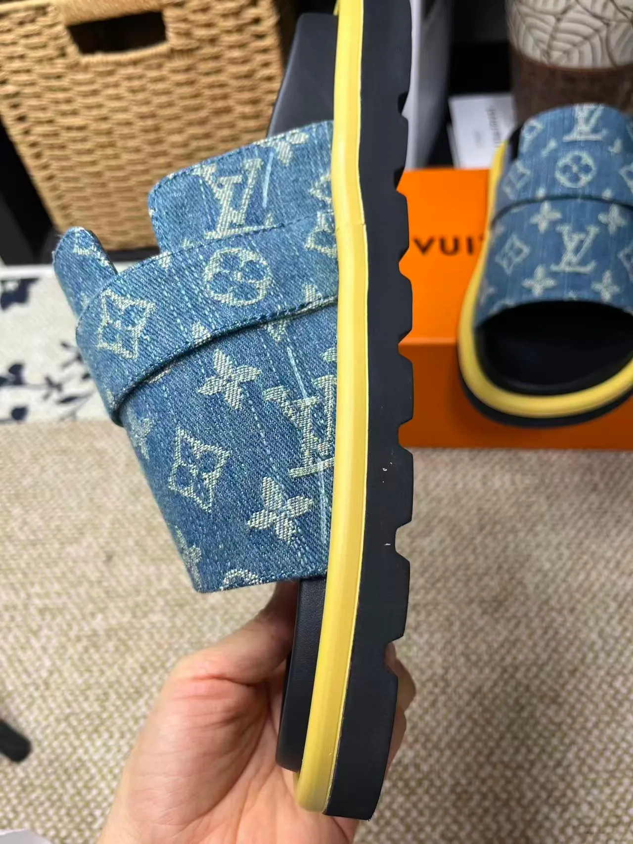 P340 [New Style] [LOUIS VUITTON] Louis Vuitton, LV printing, men's and women's slippers are now on the market, packed in drawer boxes with cloth bags and cards, the upper pattern looks very soft and waxy, and is a super versatile leg slimming tool. Fabric: imported denim/canvas/old fabric, LV hardware LOGO, official website pattern printing, comfortable to wear, feet: high-elastic PU water table. Sole: foam sole, heel height: about 5cm. Code number: 35-46, 35, 45, 46 are custom-made and non-returnable. Color: multiple colors and styles available.